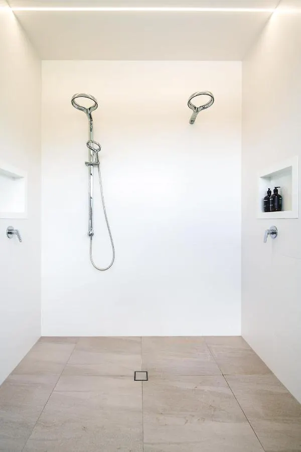 Moffat Beach Modern Oasis With Pool Caloundra
